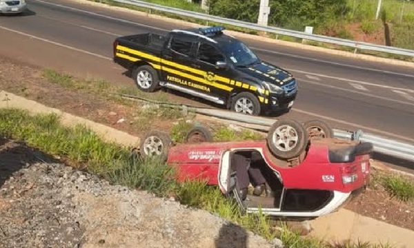 Taxi vuelca tras sufrir desperfecto mecánico en Coronel Oviedo - OviedoPress