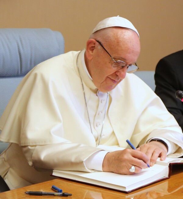 El testamento final del papa Francisco: deseaba ser enterrado “sin decoración particular” - trece