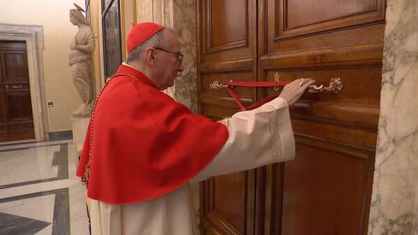 Sellan residencia del papa Francisco e inicia oficialmente el periodo de luto