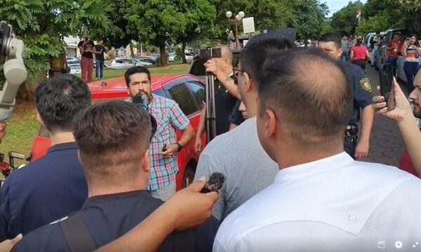 Intendente imputado es escracha doy tratado de ladrón por denunciantes