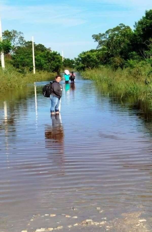 Itacuá: camino anegado tras lluvias, dificulta circulación de personas y vehículos  - Nacionales - ABC Color