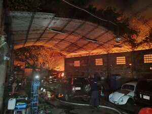Video: incendio afecta recicladora en el barrio Jara sin dejar víctimas - Policiales - ABC Color