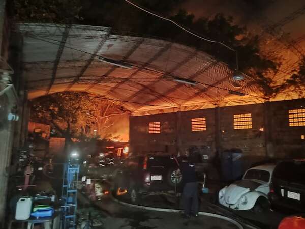 Video: incendio afecta recicladora en el barrio Jara sin dejar víctimas - Policiales - ABC Color