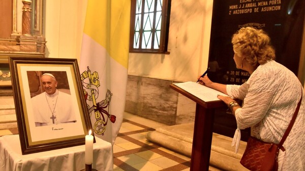 Repican las campanas de Iglesias en tributo al Papa de los pobres
