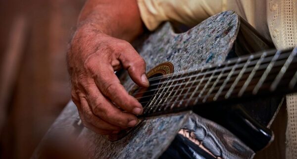 De Luque a Nueva Zelanda: Borja Luthiers exporta por primera vez su eco guitarra