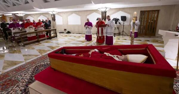 La Nación / El Vaticano difunde las primeras imágenes del papa Francisco en su féretro