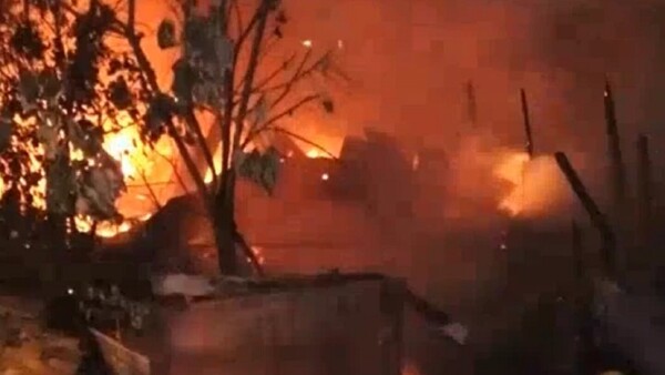 Incendio afecta a una recicladora en Asunción y bomberos evitan su propagación