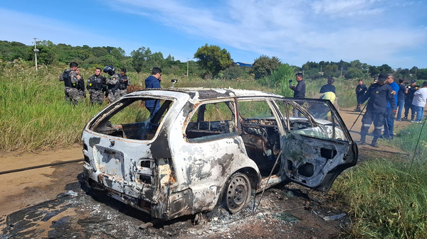 Delincuentes asaltan a trabajadores y luego prenden fuego al auto utilizado para el atraco - La Clave