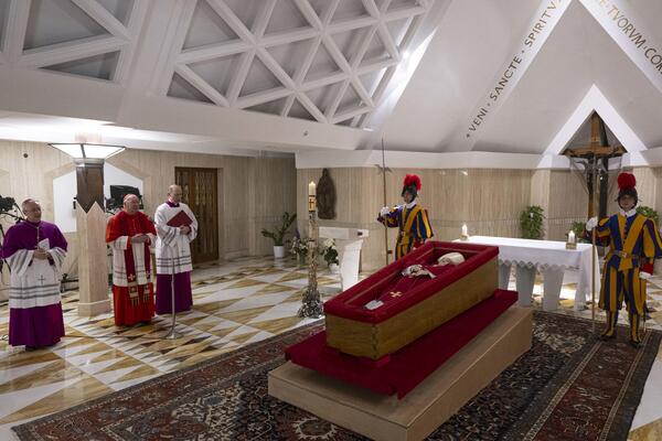 Primeras imágenes del Papa Francisco en su féretro - 1000 Noticias