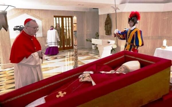 Difunden primeras fotos del papa Francisco en el féretro •