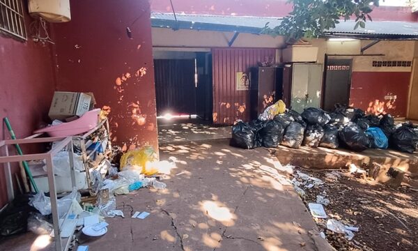 Vetusta estructura del Hospital Regional de C. del Este, tomada por basuras acumuladas – Diario TNPRESS