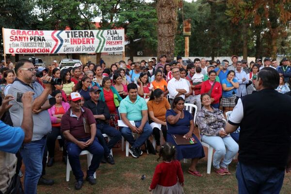 Más de 200 títulos de tierra en Caaguazú llevó alegría a varias colonias