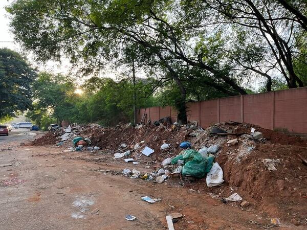Denuncian “vertedero” callejero donde incluso la Municipalidad de Asunción tira desechos - Nacionales - ABC Color