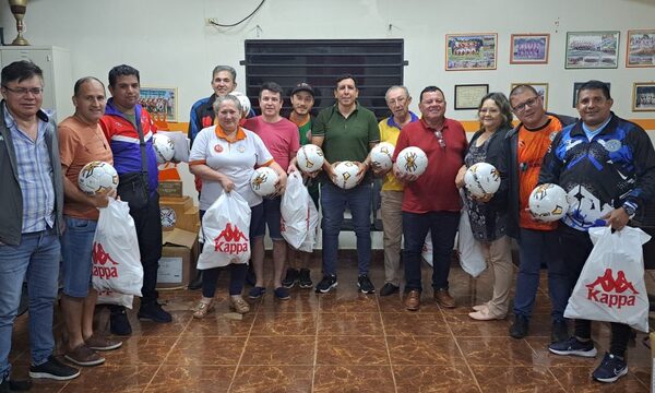 Liga Hernandariense entrega balones a clubes