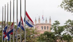 Banderas a media asta por muerte del Papa Francisco