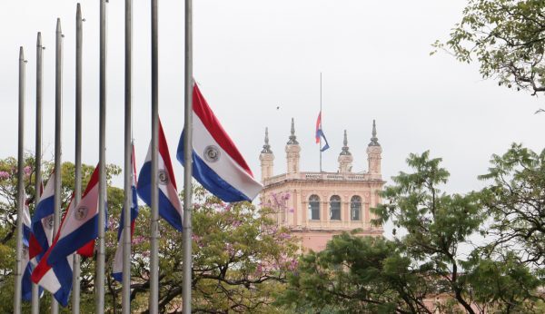 Banderas a media asta por muerte del Papa Francisco