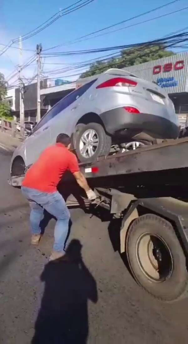 Camioneta chocó contra muro del viaducto en avenida República Argentina - Policiales - ABC Color