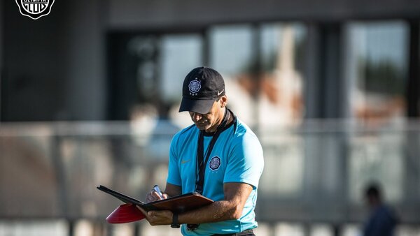 Bustos no da pistas del equipo