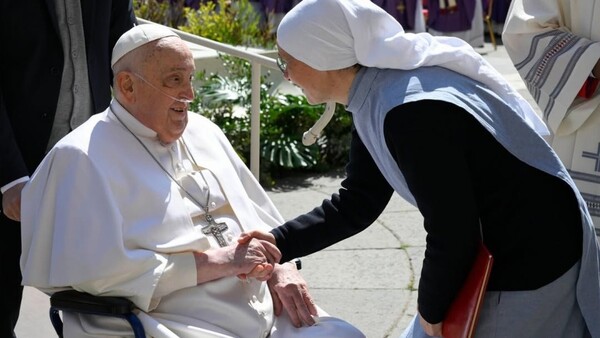“Estando convaleciente salió a estar con la gente”: La salud del Papa en sus últimos días