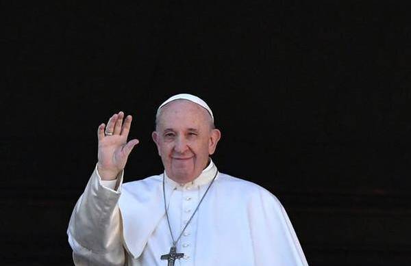 La foto del papa de la que todos están hablando: de no generar interés a un emblema de humildad
