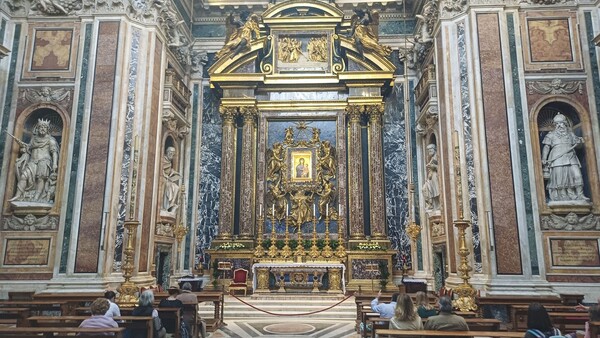 “Mi sepulcro debe estar en la tierra y con la única inscripción: Franciscus”
