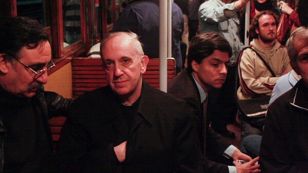 La historia detrás de la foto viral de Francisco mucho antes de ser Papa