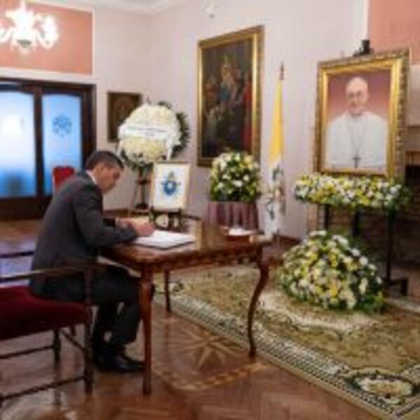 El Presidente dejó un mensaje de condolencia en la Nunciatura Apostólica por el fallecimiento del Papa Francisco :: Presidencia de la República del Paraguay