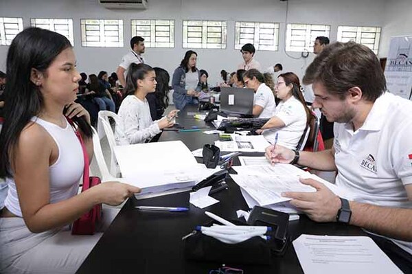Nuevos becarios del Gobierno firman el Acuerdo de Compromiso para usufructo de la ayuda académica | DIARIO PRIMERA PLANA