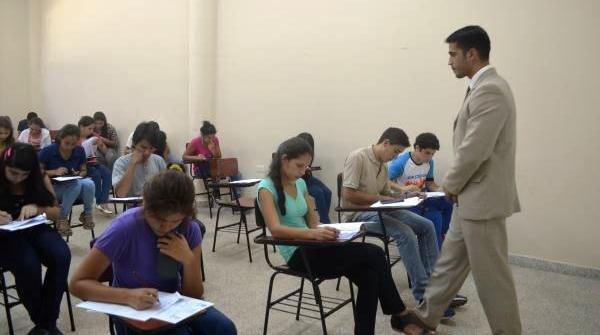 Gobierno dispone que postulantes a formación docente repitan examen de ingreso - trece