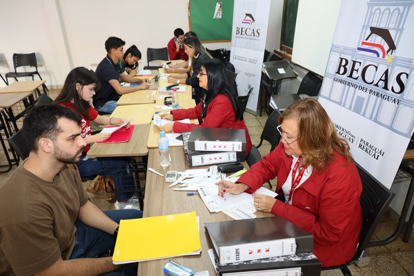 Nuevos becarios del Gobierno inician firma del Acuerdo de Compromiso para acceder al beneficio - ADN Digital