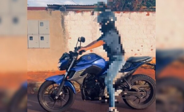 Hurtan motocicleta de un pasero frente al shopping del Este