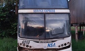 Hallan cadáver en colectivo abandonado