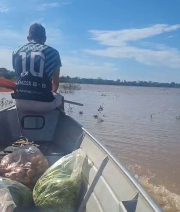 Video: en pequeñas embarcaciones hacen llegar alimentos para almuerzo escolar en distritos inundados de Concepción - Nacionales - ABC Color
