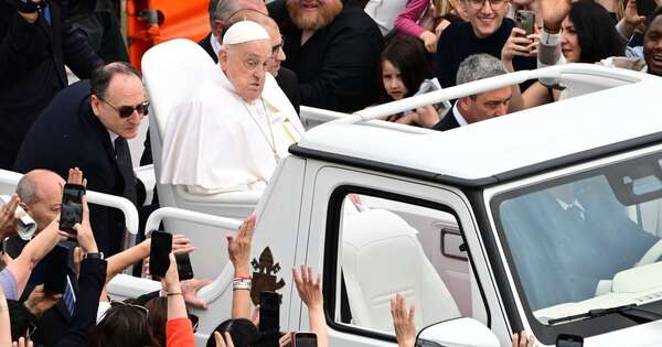 La Nación / “Gracias por traerme de vuelta a la plaza”: el agradecimiento del papa a su enfermero