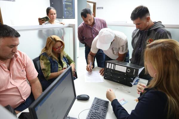 Tras mediación del Ministerio, trabajadores alcanzan acuerdo con la patronal - .::Agencia IP::.