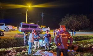 TRES MUERTOS EN CHOQUE DE DOS AUTOMÓVILES Y UNA MOTOCICLETA