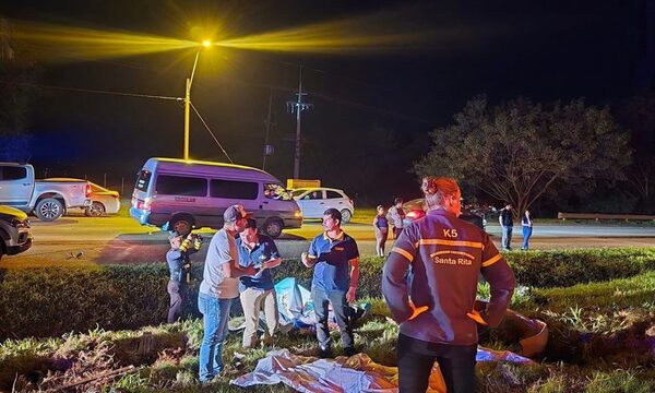 TRES MUERTOS EN CHOQUE DE DOS AUTOMÓVILES Y UNA MOTOCICLETA