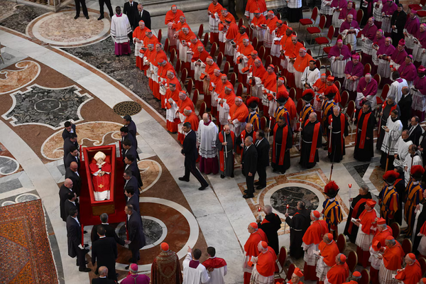 Féretro del Papa Francisco ya está en la basílica de San Pedro para el último adiós