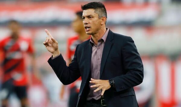 ¡Escándalo en Colombia con el DT paraguayo Gustavo Florentín!