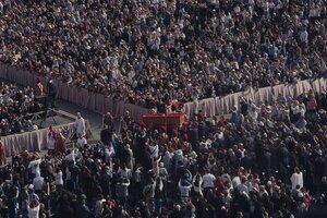Féretro del Papa ya está en la Basílica de San Pedro y una multitud comenzó a despedirlo - 1000 Noticias
