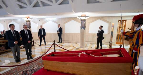 La Nación / La “familia” vaticana rindió un emotivo homenaje al papa Francisco