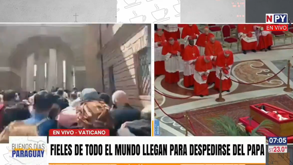 Fieles forman una larga fila para despedirse del Papa Francisco