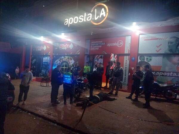 Guardia hiere a asaltante y frustra millonario robo a local de apuestas en Ciudad del Este - ABC en el Este - ABC Color