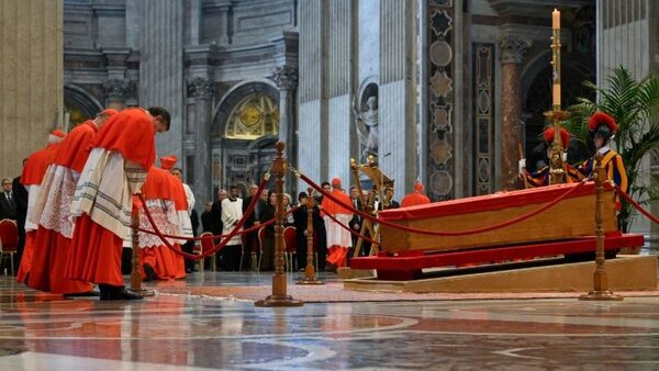 Féretro del papa Francisco ya se encuentra en la Basílica de San Pedro - trece