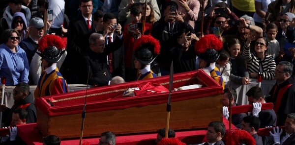 Miles de fieles llegan a la Basílica de San Pedro para despedir al papa Francisco - Unicanal