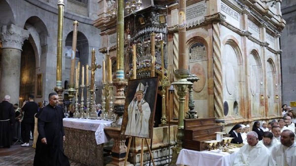 "Jerusalén está triste": Cristianos despiden al Papa con un réquiem en el Santo Sepulcro