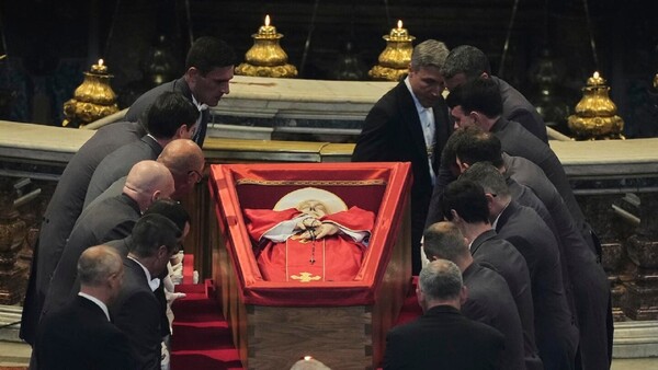 La "familia" de Santa Marta de Francisco, en primera fila para darle su último adiós