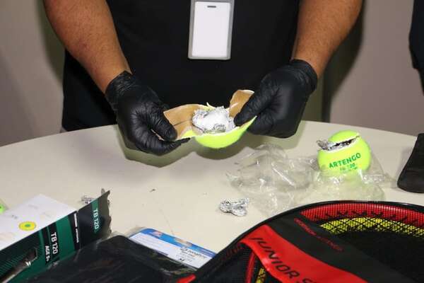 Hallan cocaína en pelotas de tenis que iban a ir a Australia - Policiales - ABC Color