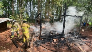 INCENDIO DESTRUYÓ POR COMPLETO UNA VIVIENDA EN HOHENAU