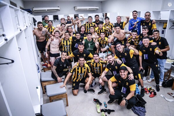 Versus / El regalo de Guaraní a un exaurinegro que estuvo presente en la gran noche en el Defensores